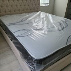 NEW QUEEN-SIZE MATTRESS AND BOX SPRING 🆕️