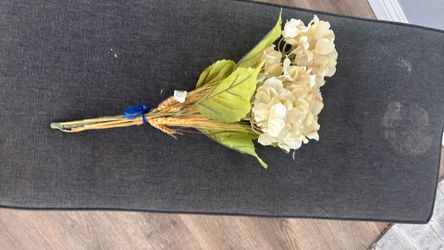 This faux bouquet features cream-colored hydrangea blooms paired with stalks of dried wheat.