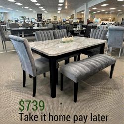 "Elegant Marble Table, Stylish Chairs: Perfect Harmony in the Dining Room"