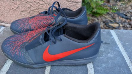 5.5 youth soccer trainers Nike Phantom Venom Academy