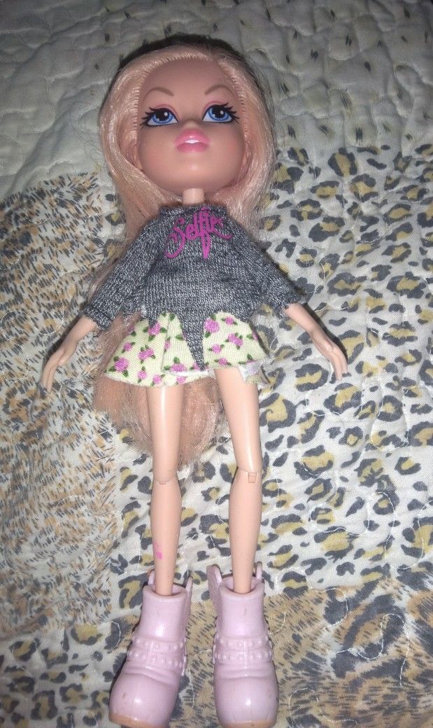 MGA Entertainment Bratz Selfie Snaps Cloe Doll With Clothes Pink Hair