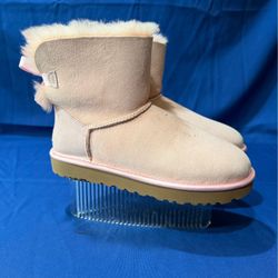 UGGS Light Pink Mini Bailey Bow Two Women’s Boots. Brand New Clean.