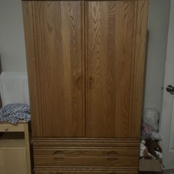 Excellent Condition Armoire w/hidden Jewelry Drawer 