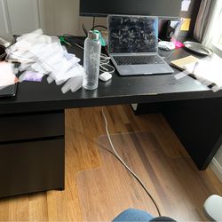 Office Desk in Pristine Condition
