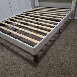 Full size bed like you only had it 4 Or 5 month, no ribs.Everything's very sturdy clean, no stain