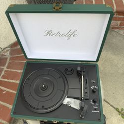 Portable three-speed turntable