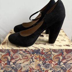 Suede American Rag Pumps. Size 9. 