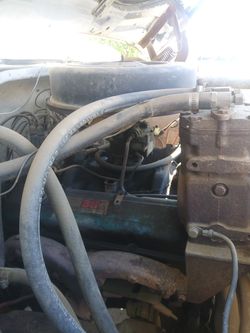 Sbc intake, air cleaner and 1 barrel carb.