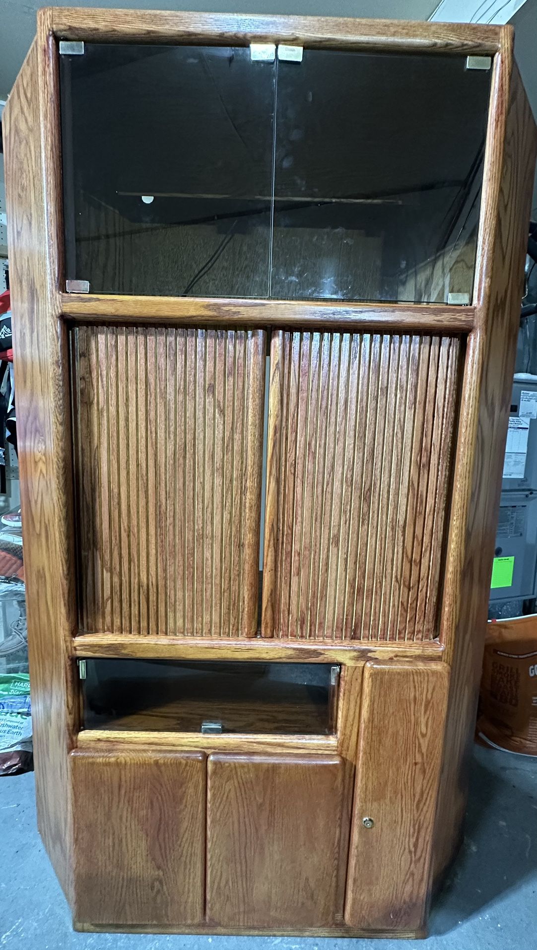 Free Corner Entertainment Center (oak)