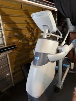 Precor AMT 100i Adaptive Motion Trainer — Elliptical / Cardio Machine