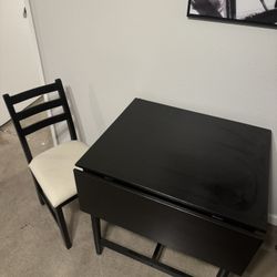 Table With 2 Extension Leafes