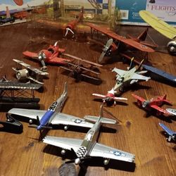 AIRPLANE LOT OF 25.GULF OIL/BUDWEISER BANKS. ANIMATED FLYING  SANTA AIRPLANE SHELF