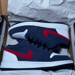 Jordan 1 Low GS 7.0 equals Women’s 8.5