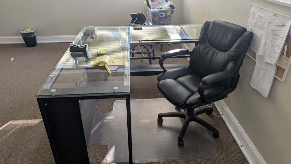 🔥 Modern L-Shaped Glass Office Desk + Executive Chair – Must Go!
📍 Pickup only