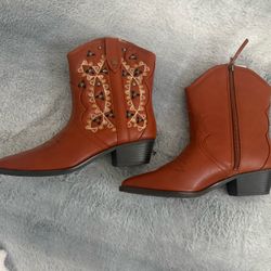 Brown Women’s Boots Western Style 