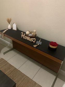 Consola / Credenza Moderna de Madera con Tope Negro – Excelente Condición