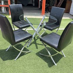 Round Dining Table with chairs