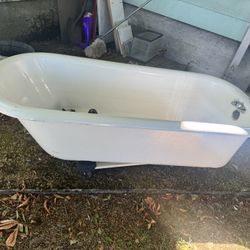 🏷️ For Sale: Vintage Clawfoot Bathtub – $300 (Tacoma, WA