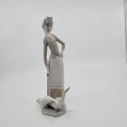 Vintage Retired Lladró Girl with Geese Porcelain Figurine #1035 Made in
Spain. Valencia.
Pre-owned, perfect shape, no chips or cracks. THE GIRL IS MI