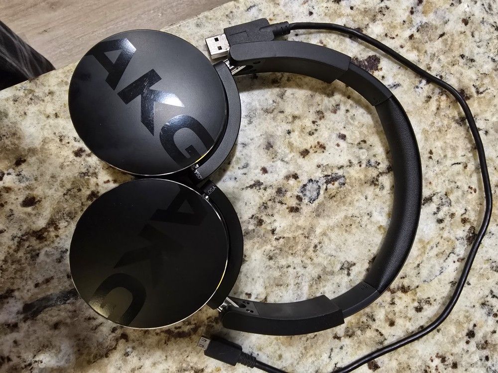 AKG Wireless Bluetooth Headphones-like New