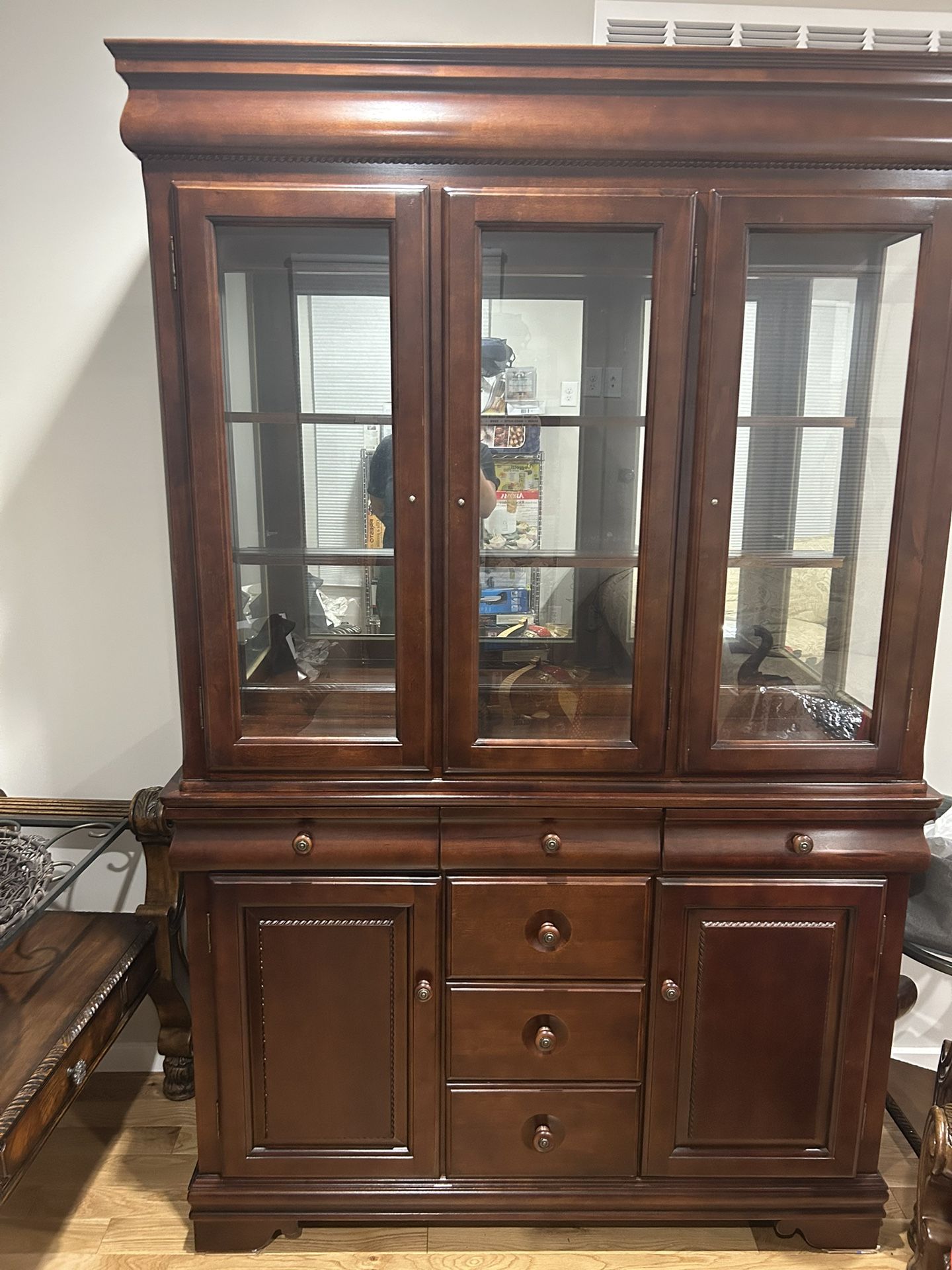 Elegant Cherry Wood China Cabinet – Excellent Condition