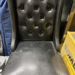 Dining Table Tuffed Leather Chairs 