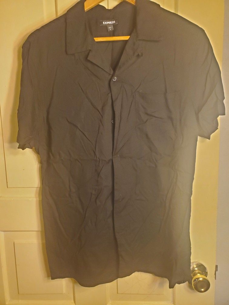 The Express men's black viscose shirt in size M features a classic spread collar and short sleeves, making it a stylish and versatile addition to any