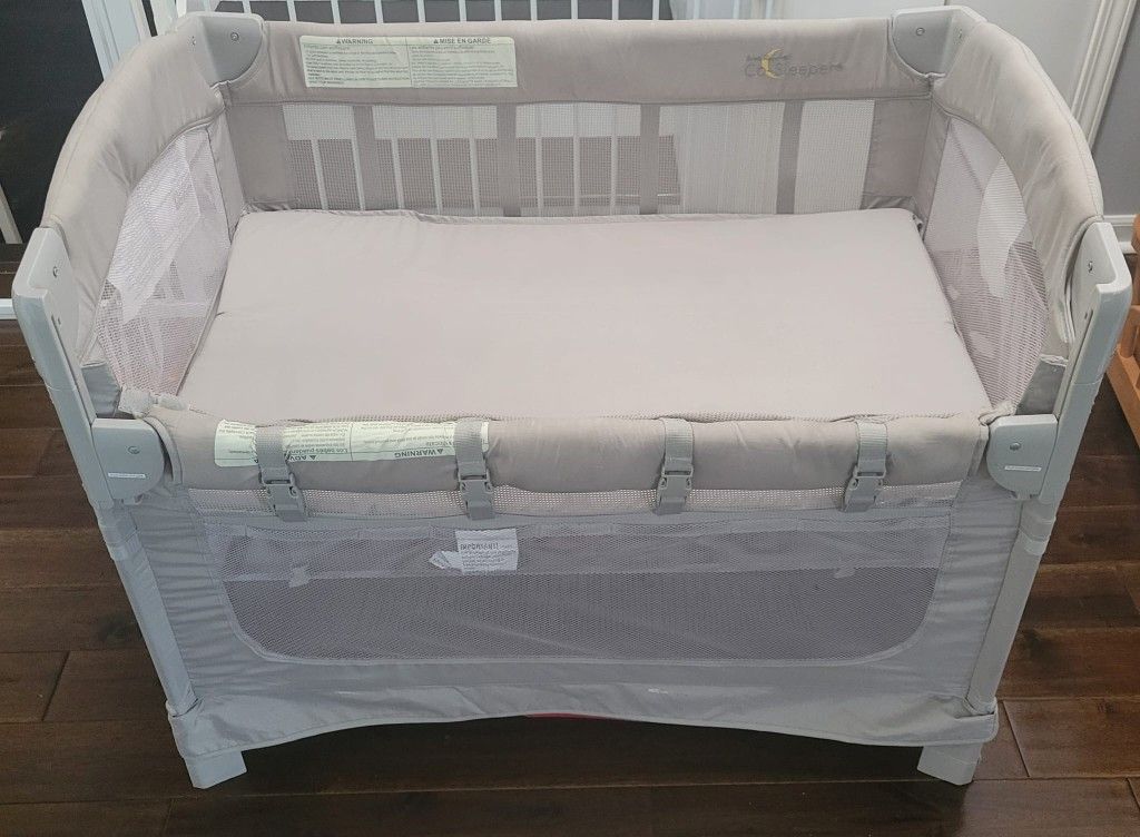 Arms Reach Co Sleeper In Bassinet