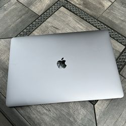 15.4 INCH APPLE MACBOOK PRO 2017 (TOUCH BAR INCLUDED) //SCREEN SHATTERED