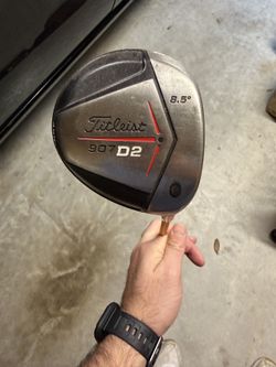 Titleist 907D2 driver with a 8.5° Loft