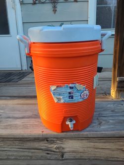 5 gallon Rubbermaid water cooler