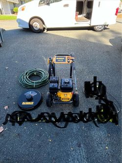 DeWalt 3300PSI Pressure Washer & DeWalt 18” Surface Scubber