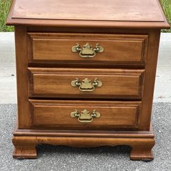 Vintage Dixie Furniture Saybrook Maple   Night Stand End Table w/ Three Drawers. Used in good condition with some minor cosmetic blemishes. These  ble