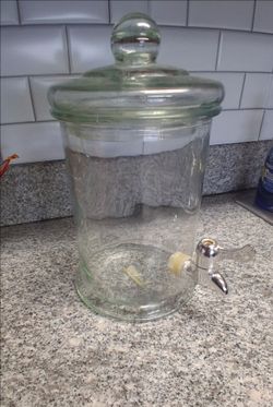 Beverage container with lid