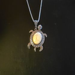 Heather and Bumble

Silver & Blue Turtle Necklace