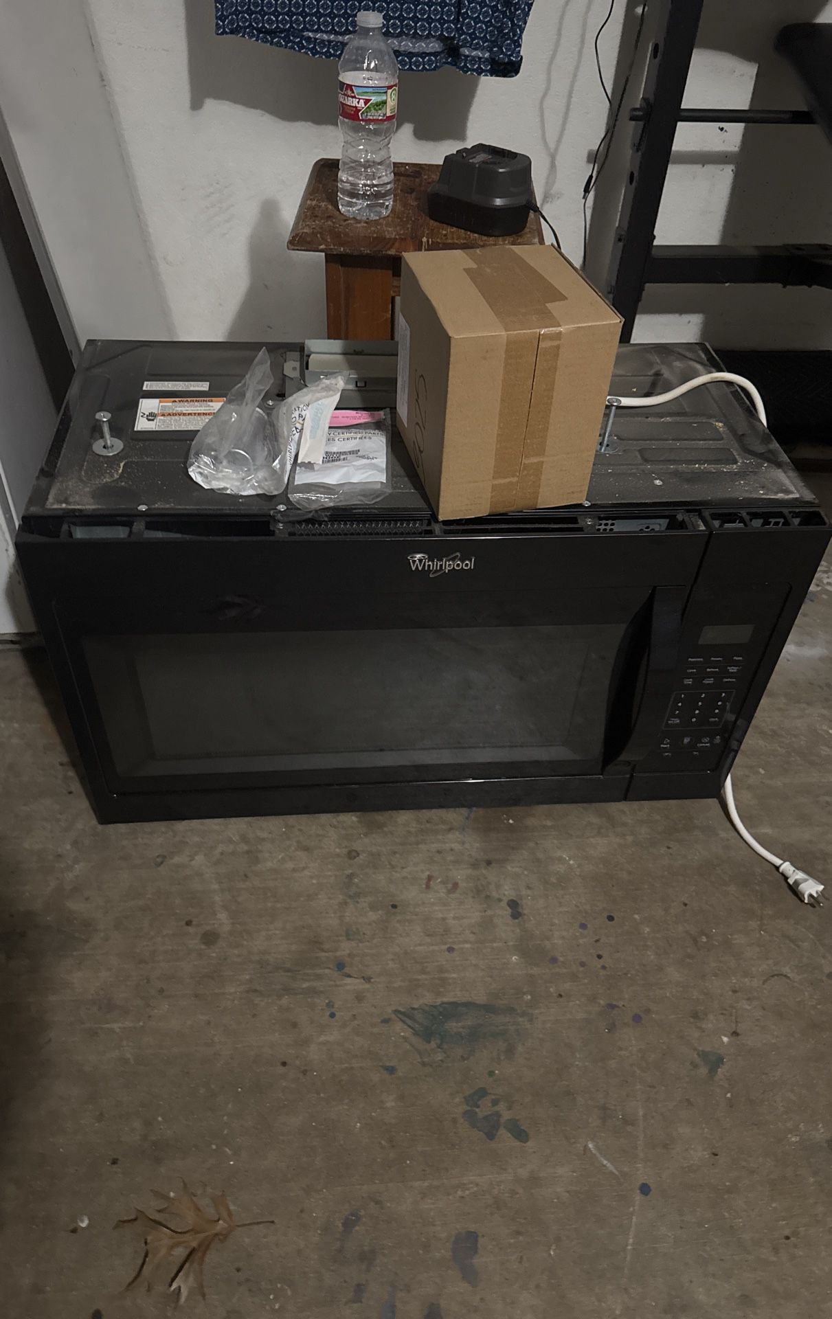 Whirlpool microwave Like New