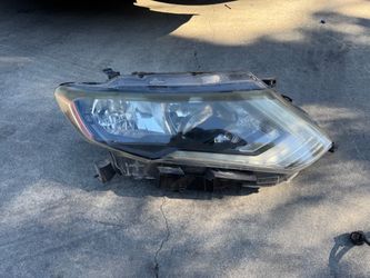 2017 Nissan Rouge passenger side light