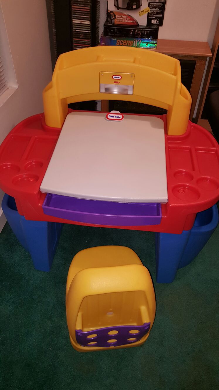 Little Tikes Art Desk with Easel Desk Light and Chair