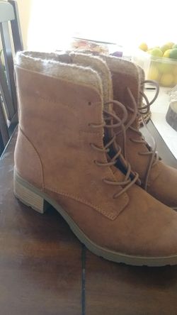 Bota de mujer 8 1/2 y 7 1/2 nuevas