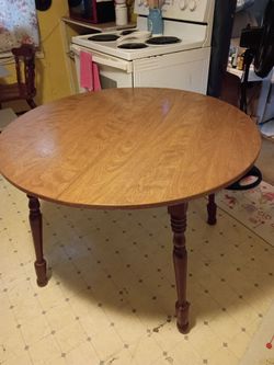 Round oat table with two chairs