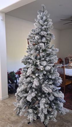 Vermont Flocked Pine 7.5 ft (2.2 m) Unlit Christmas Tree 50% Savings