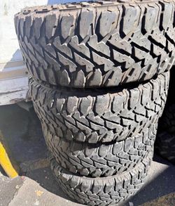 35x12.50/22 Selling a set of 4 tires in excellent condition 🫡