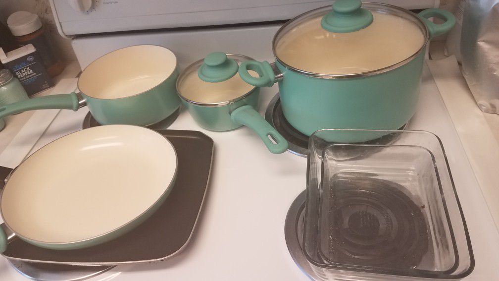 Pots and pans and 2 pyrex dishes
