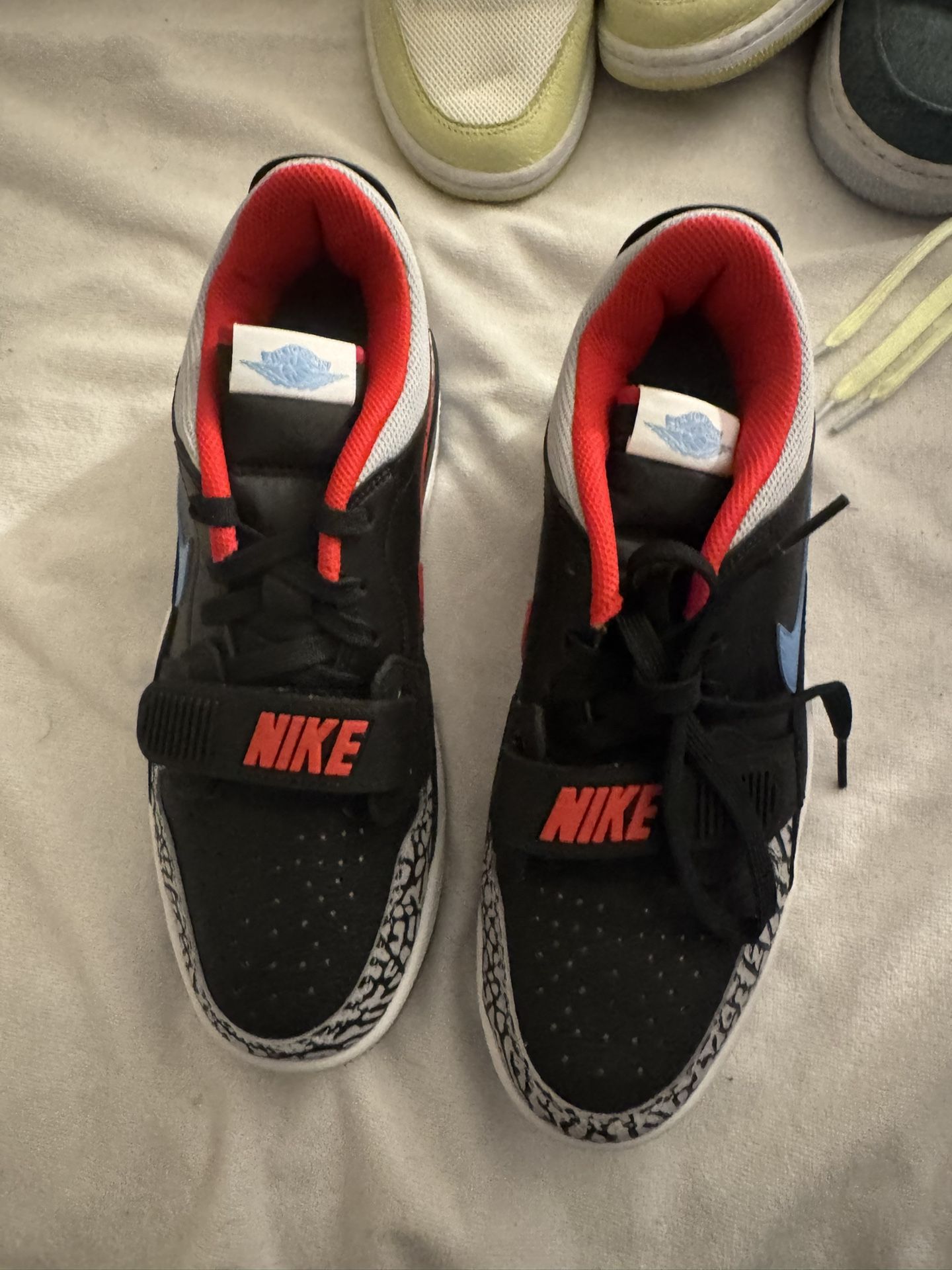 Nike Sneakers 7.5 Men 9 Women