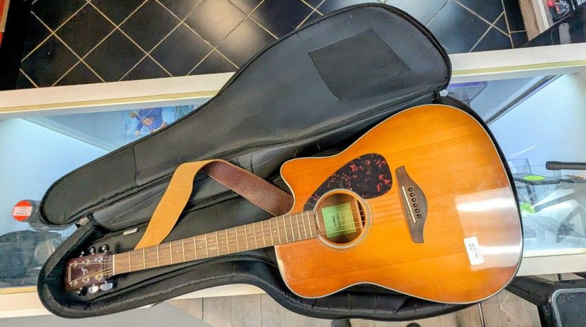 Yamaha Acoustic Guitar With Case FGX800C