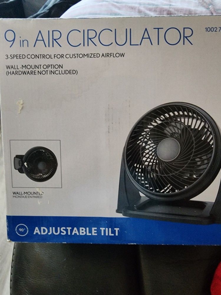 9 INCH CIRCULATOR DESK/ TABLE OR NIGHT STAND FAN. 3 SPEED AND ADJUSTABLE