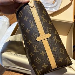 A Louis Vuitton handbag in iconic Monogram canvas, timeless luxury.(69)74