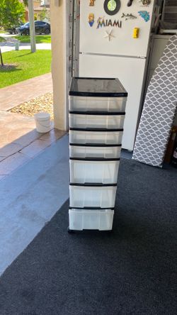 Storage bin with wheels