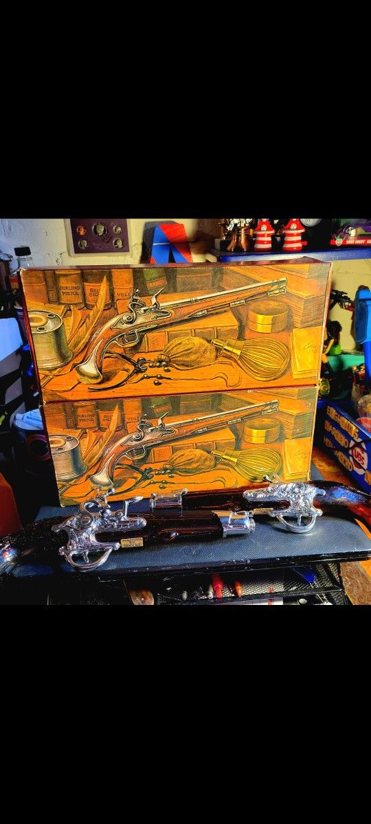 AVON. VINTAGE/RARE (1960'S) TWO DUELING PISTOLS COLOGN BOTTLES MINT: 2 Bottles empty, comes w/boxes. firm.
