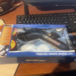 Travel Shoe Shine Kit. (NEEDS 4 AA BATTERIES NOT INCLUDED)